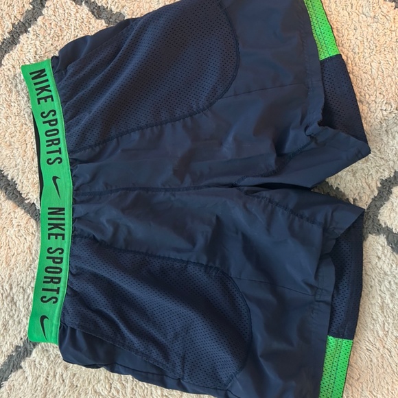 Nike Reverse Short - Picture 3 of 8